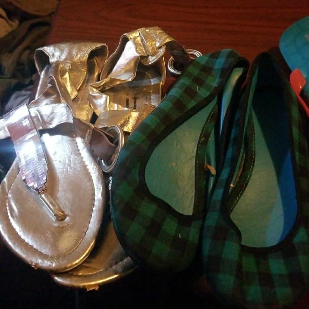 Set of 2 blue and black flats and sliver slippers